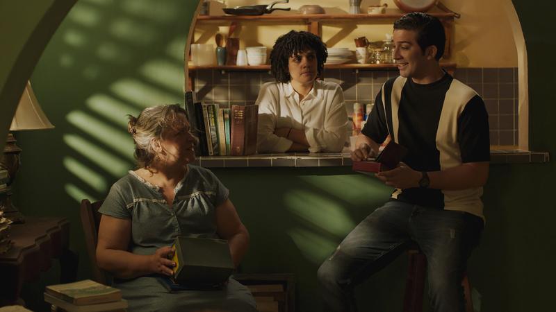 The children gather around Abril at the piano